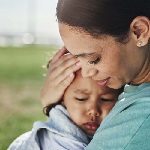 <b>Een kind vertellen dat iemand overleden is </b> <br>Hoe vertel ik mijn kind dat een dierbare overleden is? Dit is vaak een uitdagende taak voor ouders. Dit artikel geeft praktisch advies.