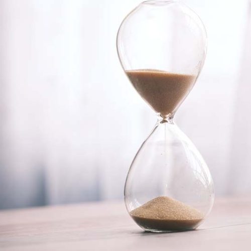 <b>Er is niet altijd sprake van ‘afsluiting’ in het eindeloze verhaal van verdriet</b> <br>Bij verlies spreekt men veel over ‘afsluiting’, wat suggereert dat rouw een einde heeft. Dat is vaak niet het geval, zo legt dit artikel uit.