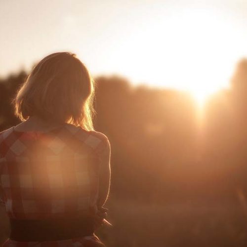 <b>Het waarnemen van een overledene is volkomen normaal – en vaak nuttig</b> <br>Veel nabestaanden horen of zien hun overleden dierbare nog, wat een positief effect kan hebben op hun rouw. Dit artikel bespreekt waarom.
