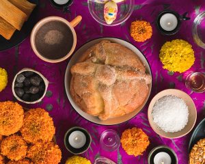 Lessen van traditionele culturen over verdriet, rouw en continuïteit van het leven Rituelen en gebruiken rondom rouw kunnen nabestaanden veel troost bieden. Dit artikel kijkt naar rouwtradities uit verschillende culturen.