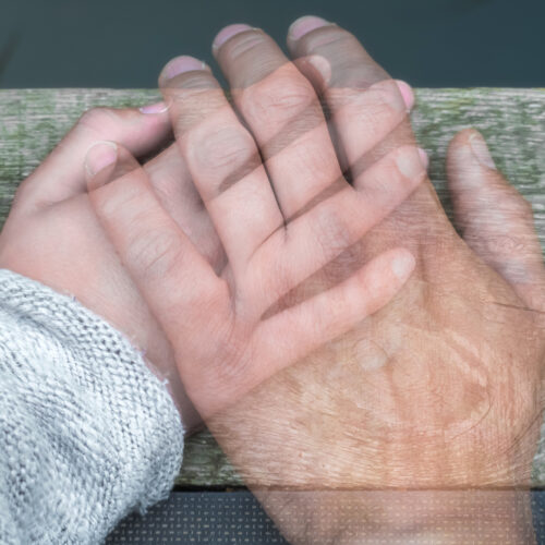 <b>Praten met je overleden partner – is dat normaal?</b> <br>Veel mensen durven dit niet te vertellen uit angst om voor gek versleten te worden. Dit artikel doorbreekt het taboe.