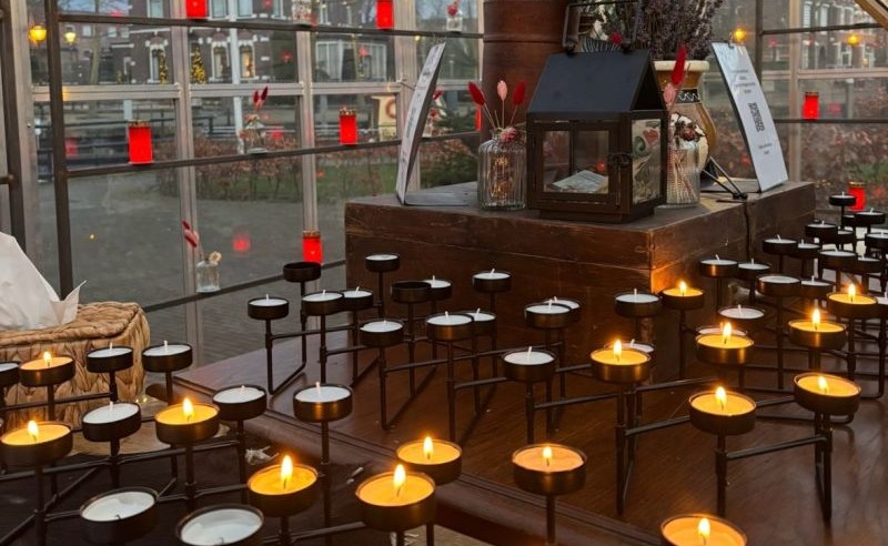 <b>Ik rouw en ik vier</b> <br>Column van Eva Koenraadt over de verbinding die opeens kan ontstaan als je ruimte creëert om samen te rouwen. 