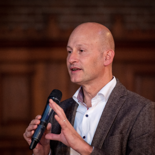 <b>Verlies schudt je wakker uit je existentiële slaap </b> <br>Rouwexpert Carlo Leget beantwoordt drie vragen over rouw en verlies.