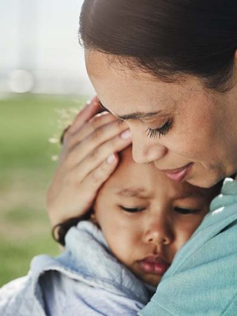 Een kind vertellen dat iemand overleden is  Hoe vertel ik mijn kind dat een dierbare overleden is? Dit is vaak een uitdagende taak voor ouders. Dit artikel geeft praktisch advies.