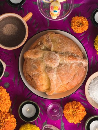 Lessen van traditionele culturen over verdriet, rouw en continuïteit van het leven Rituelen en gebruiken rondom rouw kunnen nabestaanden veel troost bieden. Dit artikel kijkt naar rouwtradities uit verschillende culturen.
