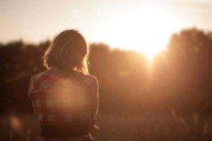 Het waarnemen van een overledene is volkomen normaal – en vaak nuttig Veel nabestaanden horen of zien hun overleden dierbare nog, wat een positief effect kan hebben op hun rouw. Dit artikel bespreekt waarom.