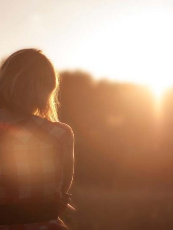 Het waarnemen van een overledene is volkomen normaal – en vaak nuttig Veel nabestaanden horen of zien hun overleden dierbare nog, wat een positief effect kan hebben op hun rouw. Dit artikel bespreekt waarom.