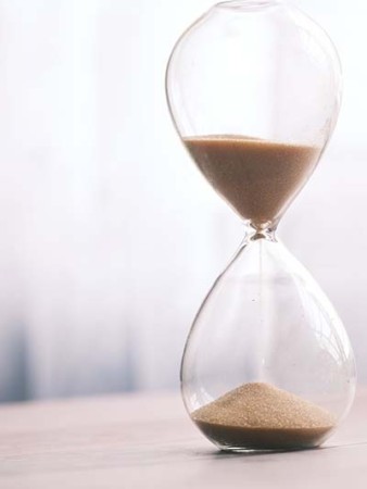 Er is niet altijd sprake van ‘afsluiting’ in het eindeloze verhaal van verdriet Bij verlies spreekt men veel over ‘afsluiting’, wat suggereert dat rouw een einde heeft. Dat is vaak niet het geval, zo legt dit artikel uit.