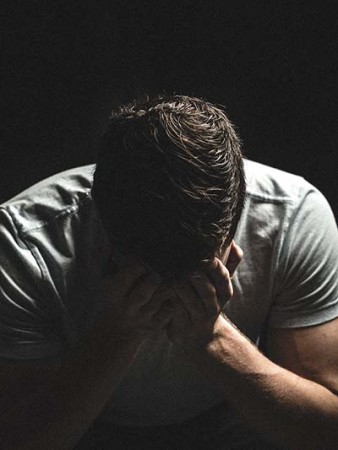 De rol van schuldgevoelens en spijt bij het omgaan met verlies Dit artikel geeft een overzicht van wetenschappelijk onderzoek naar gevoelens van schuld en spijt tijdens het rouwproces.