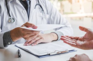 Hoe ziet rouw bij ernstige ziekte eruit? In deze video legt Manu Keirse uit hoe rouw eruit kan zien na de diagnose van een ernstige ziekte.