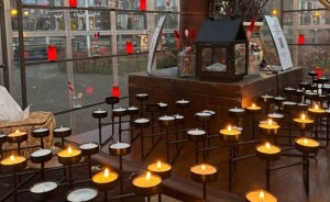 Ik rouw en ik vier Column van Eva Koenraadt over de verbinding die opeens kan ontstaan als je ruimte creëert om samen te rouwen.