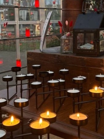 Ik rouw en ik vier Column van Eva Koenraadt over de verbinding die opeens kan ontstaan als je ruimte creëert om samen te rouwen. 