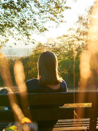 De twee gezichten van eenzaamheid na het verlies van je partner Waarom voel je je vaak zo alleen na het overlijden van je partner? Dit artikel bespreekt wetenschappelijk onderzoek naar eenzaamheid bij rouw.