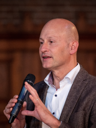 Verlies schudt je wakker uit je existentiële slaap  Rouwexpert Carlo Leget beantwoordt drie vragen over rouw en verlies.