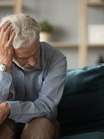 Hoe overleef je het verlies van een dierbare door zelfdoding? Dit artikel bespreekt waarom rouw na zelfdoding zo ingewikkeld is.